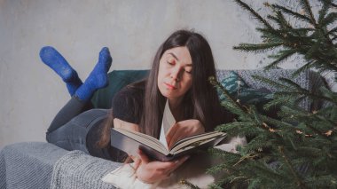 Rahat bir oda bir kitap okuma öğrenci. Bir kitap tutan kız. Konsept: kitap okuma