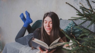 Rahat bir oda bir kitap okuma öğrenci. Bir kitap tutan kız. Konsept: kitap okuma