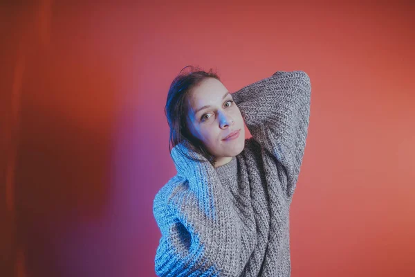 Junges Mädchen Warmen Grauen Pullover Posiert Auf Orangefarbenem Hintergrund Frau — Stockfoto