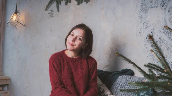 Una Ragazza Con Taglio Capelli Corto Maglione Caldo Posa Contro — Foto Stock