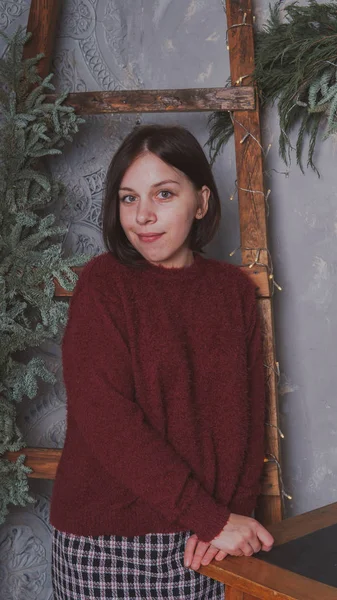 Uma Jovem Posando Fundo Das Escadas Uma Mulher Com Corte — Fotografia de Stock