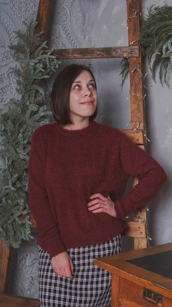 Uma Jovem Posando Fundo Das Escadas Uma Mulher Com Corte — Fotografia de Stock