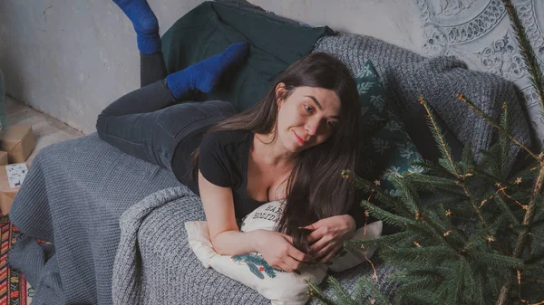 Girl Lies Couch Looks Dreamily Side — Stock Photo, Image