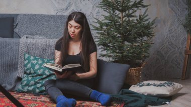 Kız sersem kanepe, rahat bir oda arka planı yakın katta oturuyor. Konsept: romantizm ve rüyalar