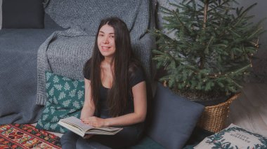 Rahat bir oda bir kitap okuma öğrenci. Bir kitap tutan kız. Konsept: kitap okuma