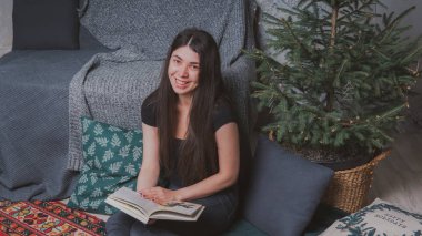 Rahat bir oda bir kitap okuma öğrenci. Bir kitap tutan kız. Konsept: kitap okuma