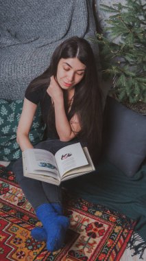 Rahat bir oda bir kitap okuma öğrenci. Bir kitap tutan kız. Konsept: kitap okuma