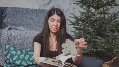 Rahat bir oda bir kitap okuma öğrenci. Bir kitap tutan kız. Konsept: kitap okuma