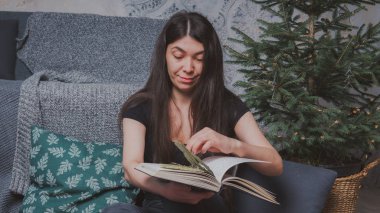 Rahat bir oda bir kitap okuma öğrenci. Bir kitap tutan kız. Konsept: kitap okuma