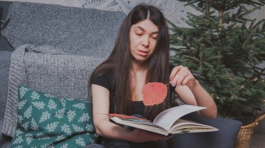 Rahat bir oda bir kitap okuma öğrenci. Bir kitap tutan kız. Konsept: kitap okuma