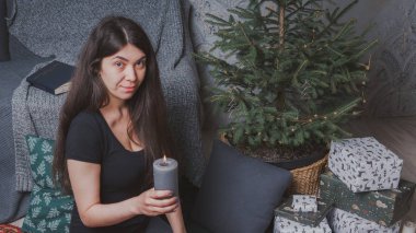 Kız sersem kanepe, rahat bir oda arka planı yakın katta oturuyor. Konsept: romantizm ve rüyalar