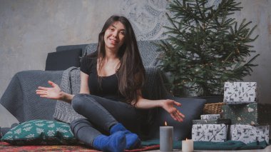 Kız sersem kanepe, rahat bir oda arka planı yakın katta oturuyor. Konsept: romantizm ve rüyalar