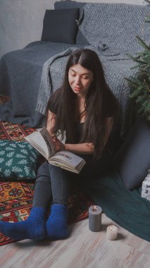 Rahat bir oda bir kitap okuma öğrenci. Bir kitap tutan kız. Konsept: kitap okuma