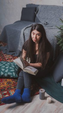 Rahat bir oda bir kitap okuma öğrenci. Bir kitap tutan kız. Konsept: kitap okuma