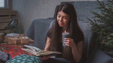 Rahat bir oda bir kitap okuma öğrenci. Bir kitap tutan kız. Konsept: kitap okuma