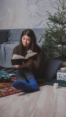 Rahat bir oda bir kitap okuma öğrenci. Bir kitap tutan kız. Konsept: kitap okuma