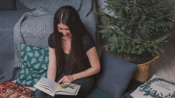 Rahat bir oda bir kitap okuma öğrenci. Bir kitap tutan kız. Konsept: kitap okuma