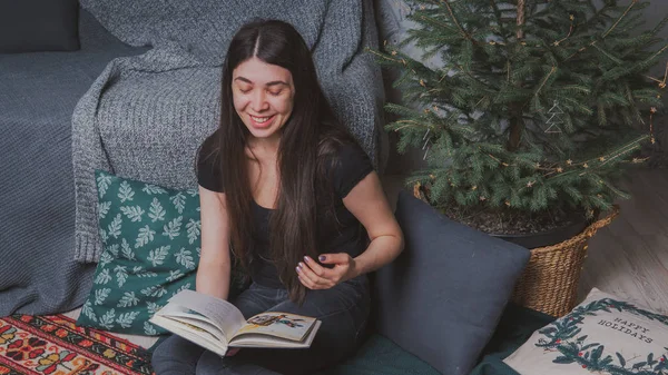 Rahat bir oda bir kitap okuma öğrenci. Bir kitap tutan kız. Konsept: kitap okuma