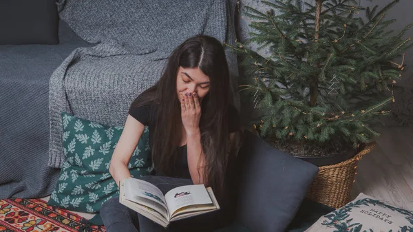 Φοιτητής Διαβάζοντας Ένα Βιβλίο Μια Ζεστή Αίθουσα Κορίτσι Που Κρατά — Φωτογραφία Αρχείου