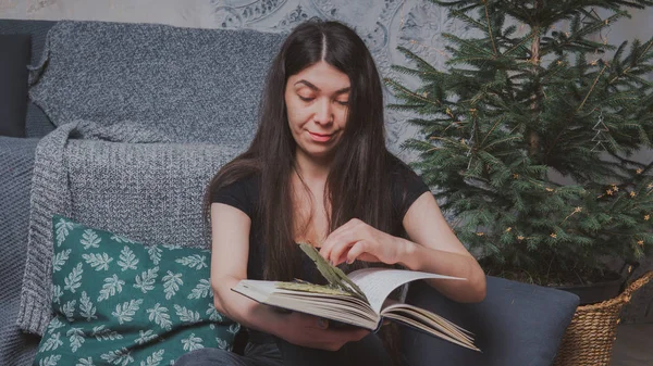 Rahat bir oda bir kitap okuma öğrenci. Bir kitap tutan kız. Konsept: kitap okuma