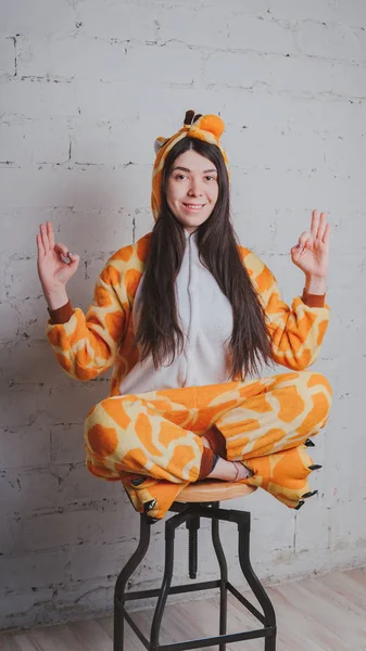 Pijama Forma Uma Girafa Retrato Emocional Uma Menina Fundo Cinza — Fotografia de Stock