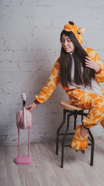 Pijama Forma Jirafa Retrato Emocional Una Chica Sobre Fondo Gris — Foto de Stock