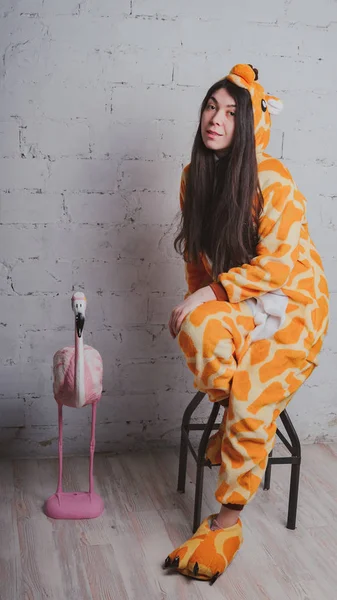 Πιτζάμες Μορφή Μιας Καμηλοπάρδαλης Συναισθηματικό Πορτραίτο Ενός Κοριτσιού Γκρι Φόντο — Φωτογραφία Αρχείου