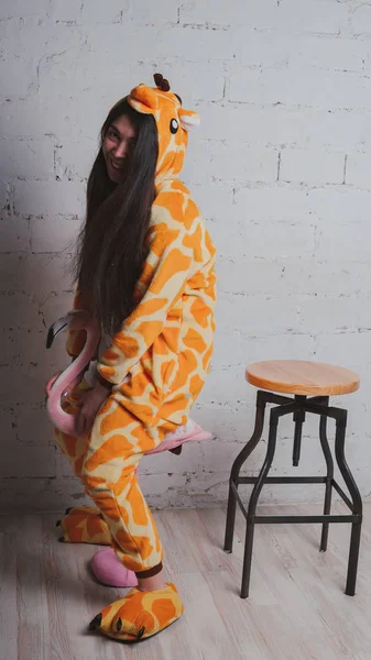 Pijama Forma Uma Girafa Retrato Emocional Uma Menina Fundo Cinza — Fotografia de Stock