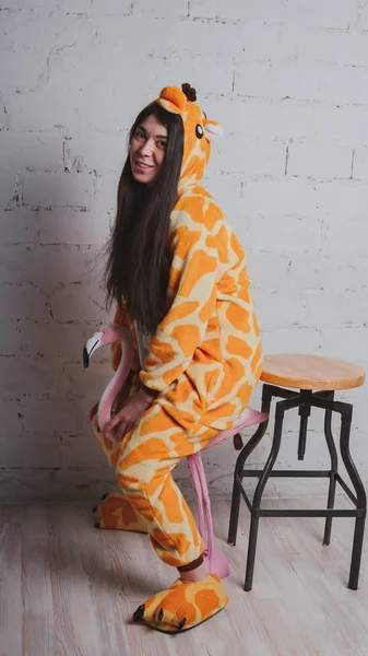 Pyžamo Podobě Žirafa Emocionální Portrét Dívky Šedém Pozadí Šílený Zábavný — Stock fotografie
