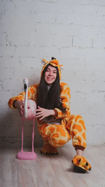 Piżamy Formie Żyrafa Emocjonalne Portret Dziewczynki Szarym Tle Szalony Zabawny — Zdjęcie stockowe