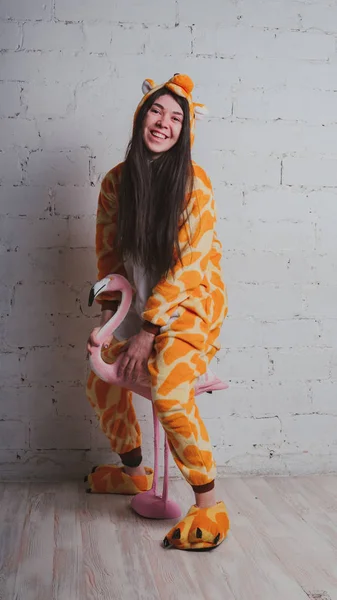 Pijama Forma Uma Girafa Retrato Emocional Uma Menina Fundo Cinza — Fotografia de Stock