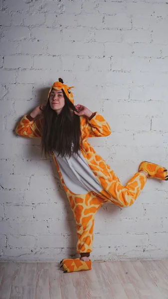 Pijama Forma Jirafa Retrato Emocional Una Chica Sobre Fondo Gris — Foto de Stock