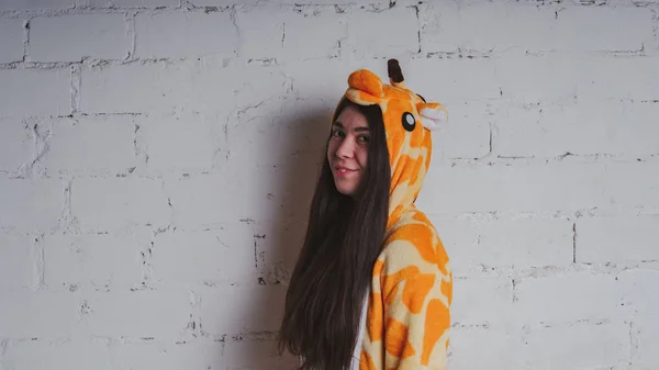 Піжама Вигляді Жирафа Емоційний Портрет Дівчини Сірому Фоні Божевільний Смішний — стокове фото