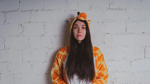 Pijama Forma Uma Girafa Retrato Emocional Uma Menina Fundo Cinza — Fotografia de Stock