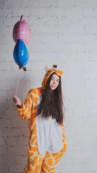 Piżamy Formie Żyrafa Emocjonalne Portret Dziewczynki Szarym Tle Szalony Zabawny — Zdjęcie stockowe