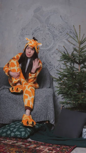 Pijama Forma Uma Girafa Retrato Emocional Uma Menina Fundo Cinza — Fotografia de Stock