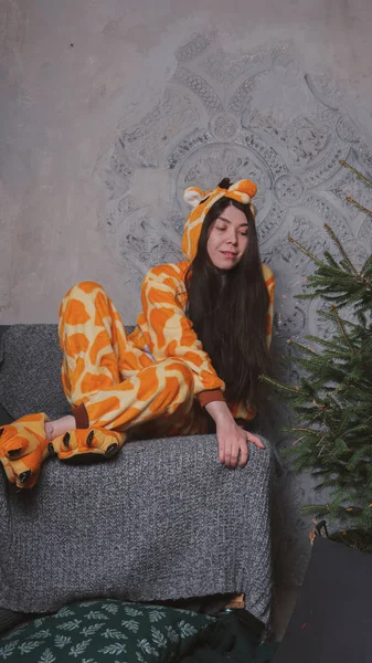 Pijama Forma Uma Girafa Retrato Emocional Uma Menina Fundo Cinza — Fotografia de Stock