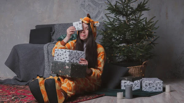 Pijama Forma Uma Girafa Retrato Emocional Uma Menina Fundo Cinza — Fotografia de Stock