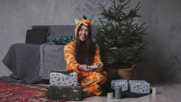 Pijama Forma Uma Girafa Retrato Emocional Uma Menina Fundo Cinza — Fotografia de Stock