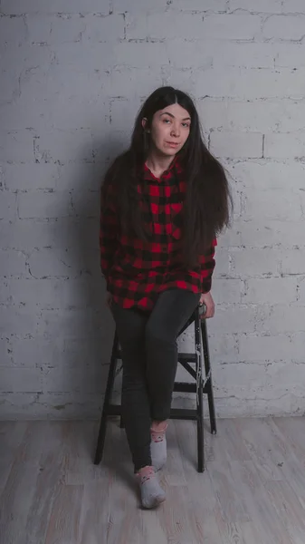 Dívka Červené Černé Kostkované Košili Brunette Pózování Židlí Proti Cihlové — Stock fotografie