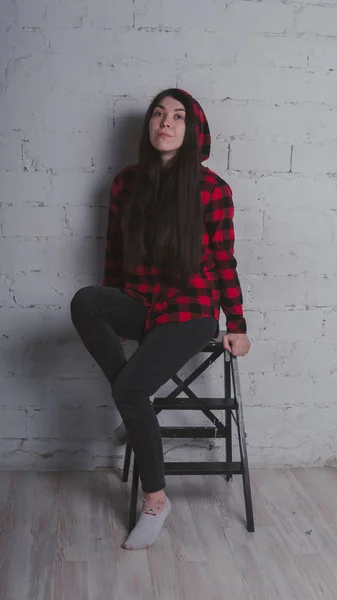 Rapariga Camisa Xadrez Preta Vermelha Morena Posando Com Uma Cadeira — Fotografia de Stock