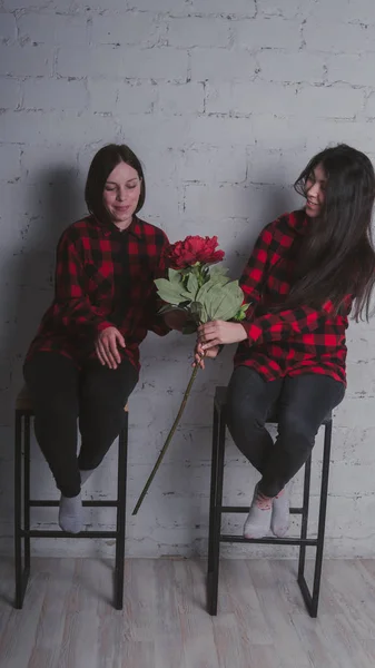 Dos Chicas Jóvenes Camisas Cuadros Rojas Negras Sentadas Sillas Sobre — Foto de Stock