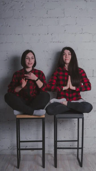 Dos Chicas Jóvenes Camisas Cuadros Rojas Negras Sentadas Sillas Sobre —  Fotos de Stock