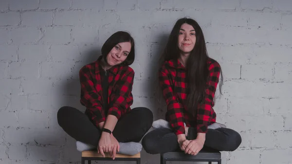 Két Fiatal Lány Piros Fekete Kockás Ing Téglafal Háttér Női — Stock Fotó