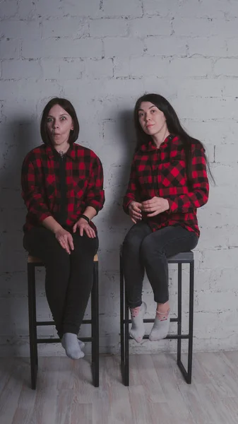 Dos Chicas Jóvenes Camisas Cuadros Rojas Negras Sentadas Sillas Sobre — Foto de Stock