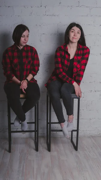 Dos Chicas Jóvenes Camisas Cuadros Rojas Negras Sentadas Sillas Sobre — Foto de Stock