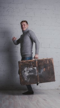 Çantayı tatil paketi olan adam. Adam büyük bir çanta ile tatile gider. Konsept: tatil ve tatil.