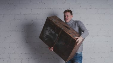 Çantayı tatil paketi olan adam. Adam büyük bir çanta ile tatile gider. Konsept: tatil ve tatil.