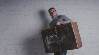 Çantayı tatil paketi olan adam. Adam büyük bir çanta ile tatile gider. Konsept: tatil ve tatil.