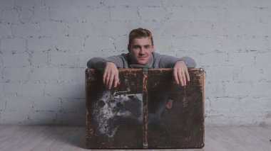 Çantayı tatil paketi olan adam. Adam büyük bir çanta ile tatile gider. Konsept: tatil ve tatil.